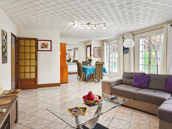 Maison plein pied, 5 pièces, grand terrain plat arboré et clôt, dépendances