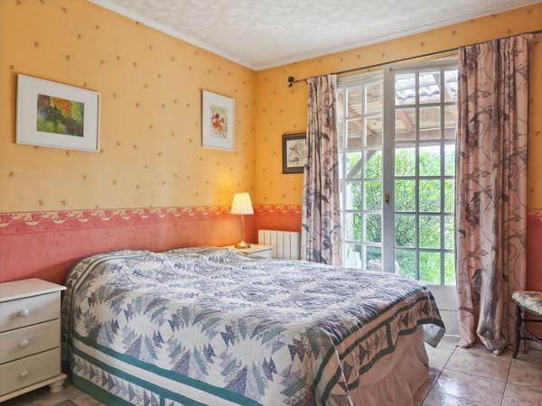 Maison plein pied, 5 pièces, grand terrain plat arboré et clôt, dépendances