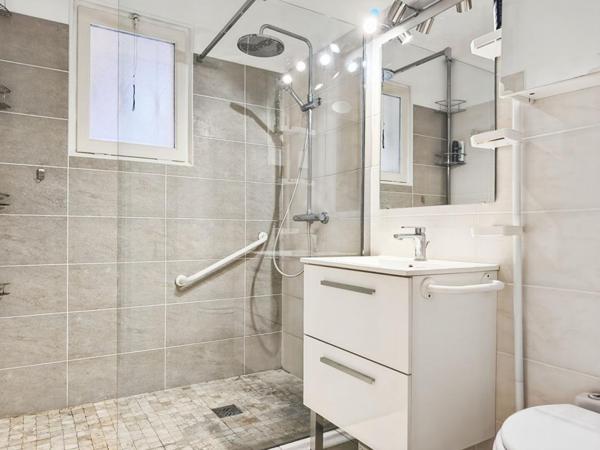 Maison plein pied, 5 pièces, grand terrain plat arboré et clôt, dépendances