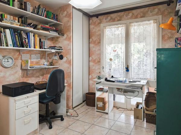 Maison plein pied, 5 pièces, grand terrain plat arboré et clôt, dépendances