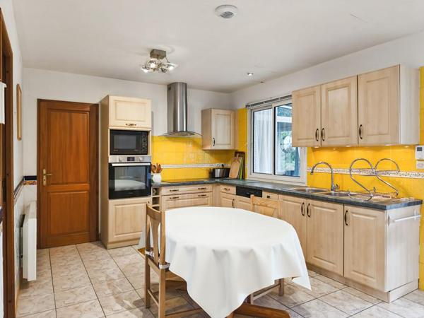 Maison plein pied, 5 pièces, grand terrain plat arboré et clôt, dépendances