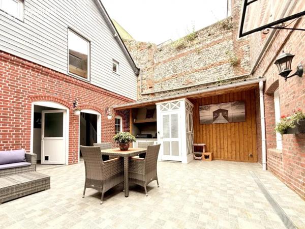 BIEN D’EXCEPTION AU CŒUR DE SAINT-VALERY-EN-CAUX MAISON + ANNEXE + PATIO – VUE PORT – NOUVEAU PRIX 395 000 € HAI