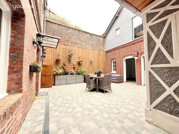 BIEN D’EXCEPTION AU CŒUR DE SAINT-VALERY-EN-CAUX MAISON + ANNEXE + PATIO – VUE PORT – NOUVEAU PRIX 395 000 € HAI
