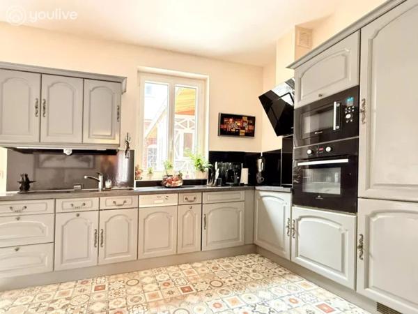 BIEN D’EXCEPTION AU CŒUR DE SAINT-VALERY-EN-CAUX MAISON + ANNEXE + PATIO – VUE PORT – NOUVEAU PRIX 395 000 € HAI
