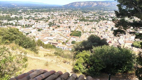 Cavaillon (84300) Propriété individuelle sans vis à vis sur les hauteurs au calme avec vue panoramique, piscine, abri et garage