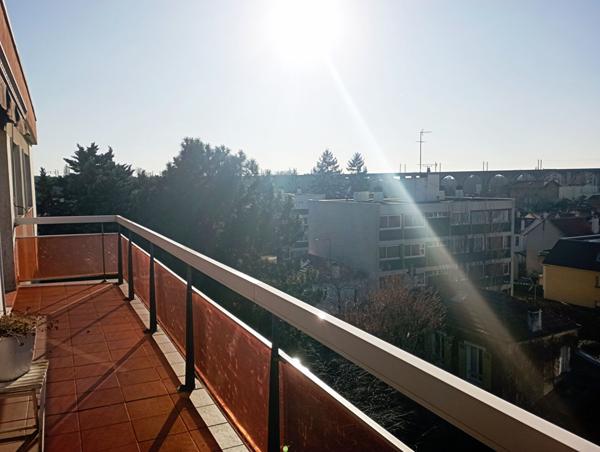 DERNIER ÉTAGE AVEC ASCENSEUR - GRAND BALCON - À DEUX PAS DES BORDS DE MARNE