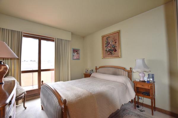 DERNIER ÉTAGE AVEC ASCENSEUR - GRAND BALCON - À DEUX PAS DES BORDS DE MARNE