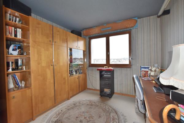 DERNIER ÉTAGE AVEC ASCENSEUR - GRAND BALCON - À DEUX PAS DES BORDS DE MARNE