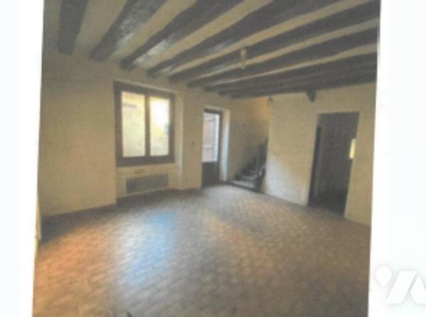 Maison d'habitation comprenant 3 chambres, 2 garages et 1 courette.