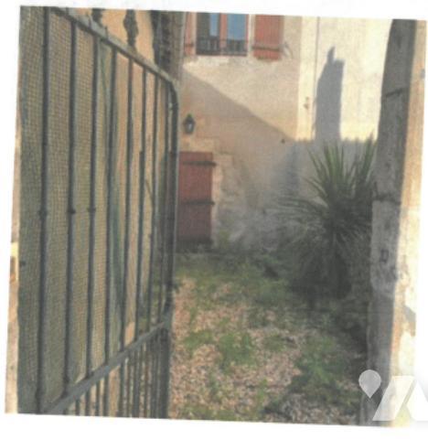 Maison d'habitation comprenant 3 chambres, 2 garages et 1 courette.