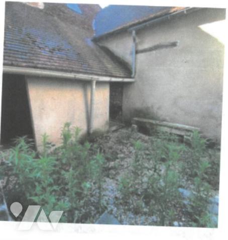 Maison d'habitation comprenant 3 chambres, 2 garages et 1 courette.