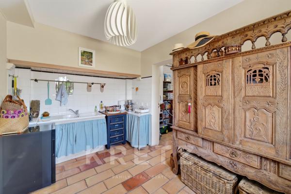 Bastide provençale de prestige avec piscine, maison d'amis et terrain paysager de 2 500 m² à vendre