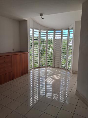 Affaire à saisir sur Schoelcher (Anse Gouraud) pour cet appartement T5 vue mer à 180 ° et accès privé bord de
