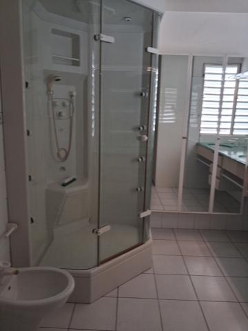 Affaire à saisir sur Schoelcher (Anse Gouraud) pour cet appartement T5 vue mer à 180 ° et accès privé bord de