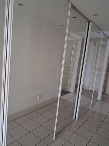 Affaire à saisir sur Schoelcher (Anse Gouraud) pour cet appartement T5 vue mer à 180 ° et accès privé bord de