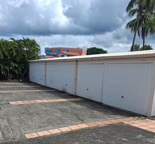 Affaire à saisir sur Schoelcher (Anse Gouraud) pour cet appartement T5 vue mer à 180 ° et accès privé bord de