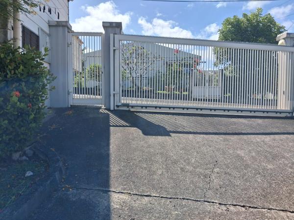 Affaire à saisir sur Schoelcher (Anse Gouraud) pour cet appartement T5 vue mer à 180 ° et accès privé bord de