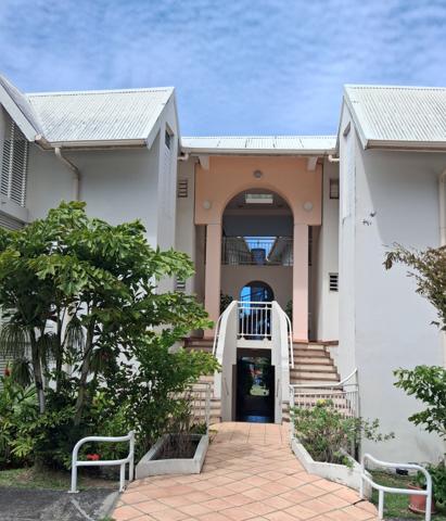 Affaire à saisir sur Schoelcher (Anse Gouraud) pour cet appartement T5 vue mer à 180 ° et accès privé bord de