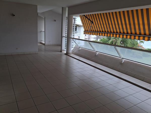 Affaire à saisir sur Schoelcher (Anse Gouraud) pour cet appartement T5 vue mer à 180 ° et accès privé bord de