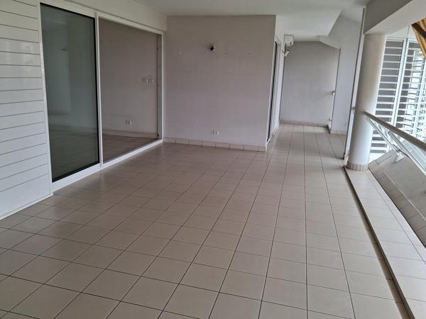 Affaire à saisir sur Schoelcher (Anse Gouraud) pour cet appartement T5 vue mer à 180 ° et accès privé bord de