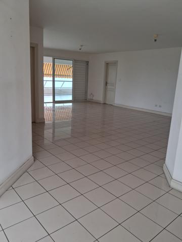 Affaire à saisir sur Schoelcher (Anse Gouraud) pour cet appartement T5 vue mer à 180 ° et accès privé bord de