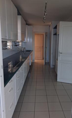 Affaire à saisir sur Schoelcher (Anse Gouraud) pour cet appartement T5 vue mer à 180 ° et accès privé bord de