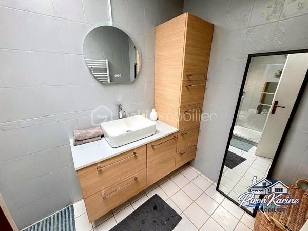 🏡 COUP DE CŒUR À PUISEUX-EN-FRANCE ! ❤️

MAISON DE PLAIN-PIED – 100 m² – 4 CHAMBRES – JARDIN – BOX
Vous recherchez une maison familiale de plain-pied, avec de beaux volumes, un jardin et des équipements modernes ?
👉 Ne passez pas à côté de cette opportunité !

Située à Puiseux-en-France, cette maison d’environ 100 m² offre un cadre de vie agréable et fonctionnel.

✨ ELLE VOUS OFFRE :

🛋️ Un double séjour / salle à manger
🍳 Une cuisine ouverte
🛏️ 4 chambres
🚿 Une salle d’eau
🚽 Un WC indépendant
🔥 Une chaufferie

🌳 CÔTÉ EXTÉRIEUR

Profitez d’un jardin d’environ 300 m², idéal pour les repas en famille, les enfants ou simplement profiter des beaux jours.

🚗 Un box complète ce bien.

⚡ CÔTÉ CONFORT

✔️ Pompe à chaleur
✔️ Ballon thermodynamique
✔️ Climatisation réversible
✔️ Volets roulants
✔️ Toiture remise en état en 2024

🎨 Quelques travaux de rafraîchissement sont à prévoir pour personnaliser la maison et créer un intérieur qui vous ressemble.

💶 PRIX : 273 500 € FAI

🏢 Association Syndicale Libre : 68 €/mois

📍 ENVIRONNEMENT

À proximité des écoles, commerces et services, ainsi que de Louvres, Marly-la-Ville et Fosses.

🔑
ET SI C’ÉTAIT VOTRE FUTURE MAISON ?
Une maison de plain-pied, 4 chambres, jardin, box et équipements récents… il ne reste plus qu’à venir vous rendre compte par vous-même !

📅 Les visites sont ouvertes !

⚠️ Les maisons de plain-pied avec 4 chambres et jardin sont recherchées : si cette maison correspond à vos critères, contactez-moi rapidement pour convenir d’un créneau de visite.

👉 Vous avez un projet sérieux ? Ne vous contentez pas des photos : venez découvrir les volumes, l’environnement et le potentiel de cette maison.

📞 Contactez-moi dès maintenant pour programmer votre visite :
Karine PIRON – BSK Immobilier
📱 06 50 35 63 00