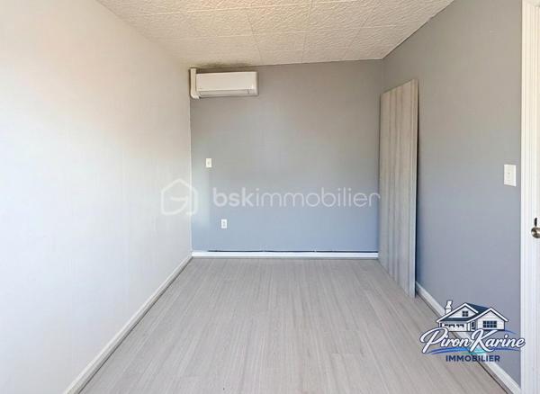 🏡 COUP DE CŒUR À PUISEUX-EN-FRANCE ! ❤️

MAISON DE PLAIN-PIED – 100 m² – 4 CHAMBRES – JARDIN – BOX
Vous recherchez une maison familiale de plain-pied, avec de beaux volumes, un jardin et des équipements modernes ?
👉 Ne passez pas à côté de cette opportunité !

Située à Puiseux-en-France, cette maison d’environ 100 m² offre un cadre de vie agréable et fonctionnel.

✨ ELLE VOUS OFFRE :

🛋️ Un double séjour / salle à manger
🍳 Une cuisine ouverte
🛏️ 4 chambres
🚿 Une salle d’eau
🚽 Un WC indépendant
🔥 Une chaufferie

🌳 CÔTÉ EXTÉRIEUR

Profitez d’un jardin d’environ 300 m², idéal pour les repas en famille, les enfants ou simplement profiter des beaux jours.

🚗 Un box complète ce bien.

⚡ CÔTÉ CONFORT

✔️ Pompe à chaleur
✔️ Ballon thermodynamique
✔️ Climatisation réversible
✔️ Volets roulants
✔️ Toiture remise en état en 2024

🎨 Quelques travaux de rafraîchissement sont à prévoir pour personnaliser la maison et créer un intérieur qui vous ressemble.

💶 PRIX : 273 500 € FAI

🏢 Association Syndicale Libre : 68 €/mois

📍 ENVIRONNEMENT

À proximité des écoles, commerces et services, ainsi que de Louvres, Marly-la-Ville et Fosses.

🔑
ET SI C’ÉTAIT VOTRE FUTURE MAISON ?
Une maison de plain-pied, 4 chambres, jardin, box et équipements récents… il ne reste plus qu’à venir vous rendre compte par vous-même !

📅 Les visites sont ouvertes !

⚠️ Les maisons de plain-pied avec 4 chambres et jardin sont recherchées : si cette maison correspond à vos critères, contactez-moi rapidement pour convenir d’un créneau de visite.

👉 Vous avez un projet sérieux ? Ne vous contentez pas des photos : venez découvrir les volumes, l’environnement et le potentiel de cette maison.

📞 Contactez-moi dès maintenant pour programmer votre visite :
Karine PIRON – BSK Immobilier
📱 06 50 35 63 00