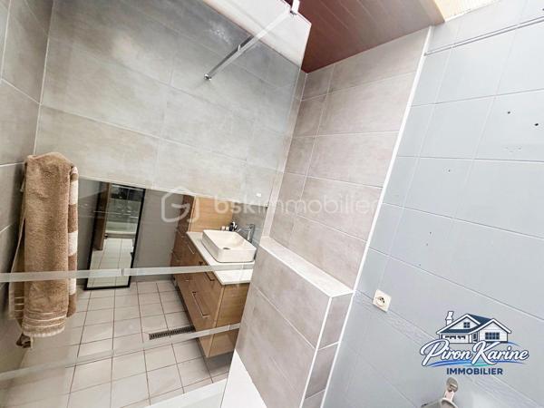 🏡 COUP DE CŒUR À PUISEUX-EN-FRANCE ! ❤️

MAISON DE PLAIN-PIED – 100 m² – 4 CHAMBRES – JARDIN – BOX
Vous recherchez une maison familiale de plain-pied, avec de beaux volumes, un jardin et des équipements modernes ?
👉 Ne passez pas à côté de cette opportunité !

Située à Puiseux-en-France, cette maison d’environ 100 m² offre un cadre de vie agréable et fonctionnel.

✨ ELLE VOUS OFFRE :

🛋️ Un double séjour / salle à manger
🍳 Une cuisine ouverte
🛏️ 4 chambres
🚿 Une salle d’eau
🚽 Un WC indépendant
🔥 Une chaufferie

🌳 CÔTÉ EXTÉRIEUR

Profitez d’un jardin d’environ 300 m², idéal pour les repas en famille, les enfants ou simplement profiter des beaux jours.

🚗 Un box complète ce bien.

⚡ CÔTÉ CONFORT

✔️ Pompe à chaleur
✔️ Ballon thermodynamique
✔️ Climatisation réversible
✔️ Volets roulants
✔️ Toiture remise en état en 2024

🎨 Quelques travaux de rafraîchissement sont à prévoir pour personnaliser la maison et créer un intérieur qui vous ressemble.

💶 PRIX : 273 500 € FAI

🏢 Association Syndicale Libre : 68 €/mois

📍 ENVIRONNEMENT

À proximité des écoles, commerces et services, ainsi que de Louvres, Marly-la-Ville et Fosses.

🔑
ET SI C’ÉTAIT VOTRE FUTURE MAISON ?
Une maison de plain-pied, 4 chambres, jardin, box et équipements récents… il ne reste plus qu’à venir vous rendre compte par vous-même !

📅 Les visites sont ouvertes !

⚠️ Les maisons de plain-pied avec 4 chambres et jardin sont recherchées : si cette maison correspond à vos critères, contactez-moi rapidement pour convenir d’un créneau de visite.

👉 Vous avez un projet sérieux ? Ne vous contentez pas des photos : venez découvrir les volumes, l’environnement et le potentiel de cette maison.

📞 Contactez-moi dès maintenant pour programmer votre visite :
Karine PIRON – BSK Immobilier
📱 06 50 35 63 00