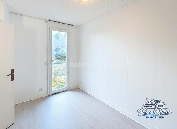 🏡 COUP DE CŒUR À PUISEUX-EN-FRANCE ! ❤️

MAISON DE PLAIN-PIED – 100 m² – 4 CHAMBRES – JARDIN – BOX
Vous recherchez une maison familiale de plain-pied, avec de beaux volumes, un jardin et des équipements modernes ?
👉 Ne passez pas à côté de cette opportunité !

Située à Puiseux-en-France, cette maison d’environ 100 m² offre un cadre de vie agréable et fonctionnel.

✨ ELLE VOUS OFFRE :

🛋️ Un double séjour / salle à manger
🍳 Une cuisine ouverte
🛏️ 4 chambres
🚿 Une salle d’eau
🚽 Un WC indépendant
🔥 Une chaufferie

🌳 CÔTÉ EXTÉRIEUR

Profitez d’un jardin d’environ 300 m², idéal pour les repas en famille, les enfants ou simplement profiter des beaux jours.

🚗 Un box complète ce bien.

⚡ CÔTÉ CONFORT

✔️ Pompe à chaleur
✔️ Ballon thermodynamique
✔️ Climatisation réversible
✔️ Volets roulants
✔️ Toiture remise en état en 2024

🎨 Quelques travaux de rafraîchissement sont à prévoir pour personnaliser la maison et créer un intérieur qui vous ressemble.

💶 PRIX : 273 500 € FAI

🏢 Association Syndicale Libre : 68 €/mois

📍 ENVIRONNEMENT

À proximité des écoles, commerces et services, ainsi que de Louvres, Marly-la-Ville et Fosses.

🔑
ET SI C’ÉTAIT VOTRE FUTURE MAISON ?
Une maison de plain-pied, 4 chambres, jardin, box et équipements récents… il ne reste plus qu’à venir vous rendre compte par vous-même !

📅 Les visites sont ouvertes !

⚠️ Les maisons de plain-pied avec 4 chambres et jardin sont recherchées : si cette maison correspond à vos critères, contactez-moi rapidement pour convenir d’un créneau de visite.

👉 Vous avez un projet sérieux ? Ne vous contentez pas des photos : venez découvrir les volumes, l’environnement et le potentiel de cette maison.

📞 Contactez-moi dès maintenant pour programmer votre visite :
Karine PIRON – BSK Immobilier
📱 06 50 35 63 00