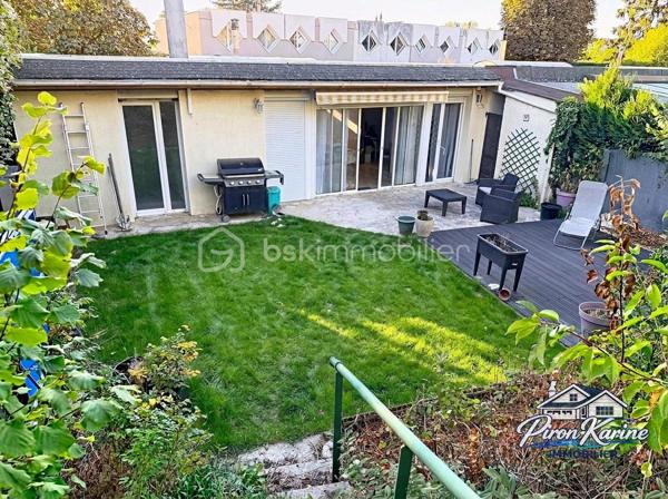 🏡 COUP DE CŒUR À PUISEUX-EN-FRANCE ! ❤️

MAISON DE PLAIN-PIED – 100 m² – 4 CHAMBRES – JARDIN – BOX
Vous recherchez une maison familiale de plain-pied, avec de beaux volumes, un jardin et des équipements modernes ?
👉 Ne passez pas à côté de cette opportunité !

Située à Puiseux-en-France, cette maison d’environ 100 m² offre un cadre de vie agréable et fonctionnel.

✨ ELLE VOUS OFFRE :

🛋️ Un double séjour / salle à manger
🍳 Une cuisine ouverte
🛏️ 4 chambres
🚿 Une salle d’eau
🚽 Un WC indépendant
🔥 Une chaufferie

🌳 CÔTÉ EXTÉRIEUR

Profitez d’un jardin d’environ 300 m², idéal pour les repas en famille, les enfants ou simplement profiter des beaux jours.

🚗 Un box complète ce bien.

⚡ CÔTÉ CONFORT

✔️ Pompe à chaleur
✔️ Ballon thermodynamique
✔️ Climatisation réversible
✔️ Volets roulants
✔️ Toiture remise en état en 2024

🎨 Quelques travaux de rafraîchissement sont à prévoir pour personnaliser la maison et créer un intérieur qui vous ressemble.

💶 PRIX : 273 500 € FAI

🏢 Association Syndicale Libre : 68 €/mois

📍 ENVIRONNEMENT

À proximité des écoles, commerces et services, ainsi que de Louvres, Marly-la-Ville et Fosses.

🔑
ET SI C’ÉTAIT VOTRE FUTURE MAISON ?
Une maison de plain-pied, 4 chambres, jardin, box et équipements récents… il ne reste plus qu’à venir vous rendre compte par vous-même !

📅 Les visites sont ouvertes !

⚠️ Les maisons de plain-pied avec 4 chambres et jardin sont recherchées : si cette maison correspond à vos critères, contactez-moi rapidement pour convenir d’un créneau de visite.

👉 Vous avez un projet sérieux ? Ne vous contentez pas des photos : venez découvrir les volumes, l’environnement et le potentiel de cette maison.

📞 Contactez-moi dès maintenant pour programmer votre visite :
Karine PIRON – BSK Immobilier
📱 06 50 35 63 00