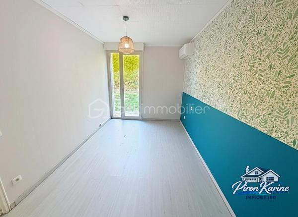 🏡 COUP DE CŒUR À PUISEUX-EN-FRANCE ! ❤️

MAISON DE PLAIN-PIED – 100 m² – 4 CHAMBRES – JARDIN – BOX
Vous recherchez une maison familiale de plain-pied, avec de beaux volumes, un jardin et des équipements modernes ?
👉 Ne passez pas à côté de cette opportunité !

Située à Puiseux-en-France, cette maison d’environ 100 m² offre un cadre de vie agréable et fonctionnel.

✨ ELLE VOUS OFFRE :

🛋️ Un double séjour / salle à manger
🍳 Une cuisine ouverte
🛏️ 4 chambres
🚿 Une salle d’eau
🚽 Un WC indépendant
🔥 Une chaufferie

🌳 CÔTÉ EXTÉRIEUR

Profitez d’un jardin d’environ 300 m², idéal pour les repas en famille, les enfants ou simplement profiter des beaux jours.

🚗 Un box complète ce bien.

⚡ CÔTÉ CONFORT

✔️ Pompe à chaleur
✔️ Ballon thermodynamique
✔️ Climatisation réversible
✔️ Volets roulants
✔️ Toiture remise en état en 2024

🎨 Quelques travaux de rafraîchissement sont à prévoir pour personnaliser la maison et créer un intérieur qui vous ressemble.

💶 PRIX : 273 500 € FAI

🏢 Association Syndicale Libre : 68 €/mois

📍 ENVIRONNEMENT

À proximité des écoles, commerces et services, ainsi que de Louvres, Marly-la-Ville et Fosses.

🔑
ET SI C’ÉTAIT VOTRE FUTURE MAISON ?
Une maison de plain-pied, 4 chambres, jardin, box et équipements récents… il ne reste plus qu’à venir vous rendre compte par vous-même !

📅 Les visites sont ouvertes !

⚠️ Les maisons de plain-pied avec 4 chambres et jardin sont recherchées : si cette maison correspond à vos critères, contactez-moi rapidement pour convenir d’un créneau de visite.

👉 Vous avez un projet sérieux ? Ne vous contentez pas des photos : venez découvrir les volumes, l’environnement et le potentiel de cette maison.

📞 Contactez-moi dès maintenant pour programmer votre visite :
Karine PIRON – BSK Immobilier
📱 06 50 35 63 00