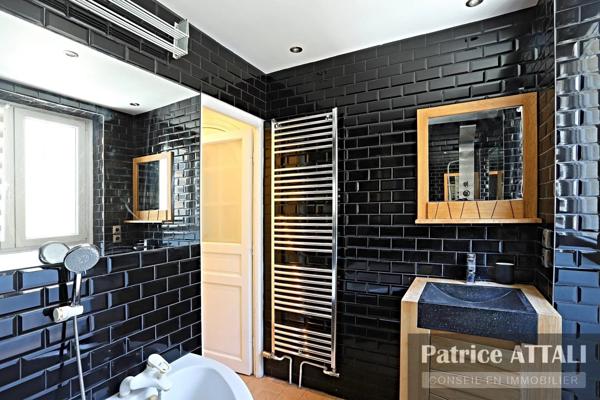 Vente                                                      Appartement
                        
                     3 pièces                      53 m2                     à Paris 5