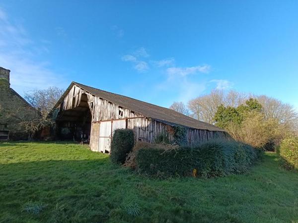 Maison en pierres, grand hangar et terrain