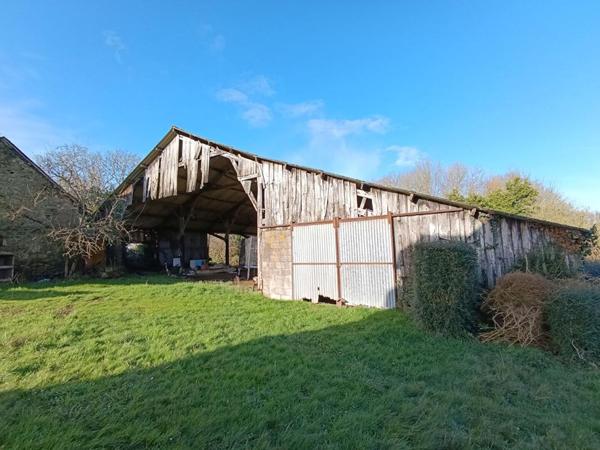 Maison en pierres, grand hangar et terrain