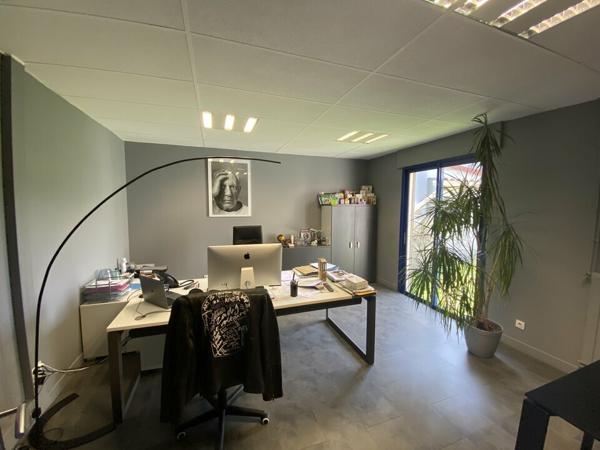 Bâtiment de bureaux à louer à Saint-Peray avec parking privatif et stockage