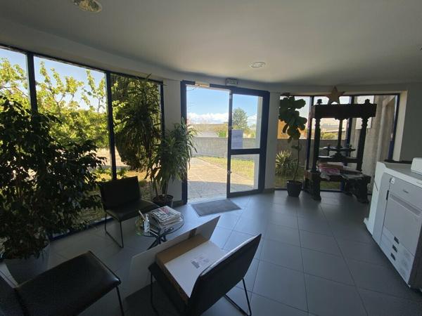 Bâtiment de bureaux à louer à Saint-Peray avec parking privatif et stockage
