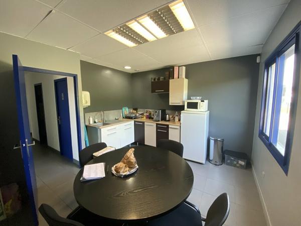 Bâtiment de bureaux à louer à Saint-Peray avec parking privatif et stockage