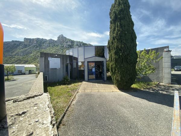 Bâtiment de bureaux à louer à Saint-Peray avec parking privatif et stockage