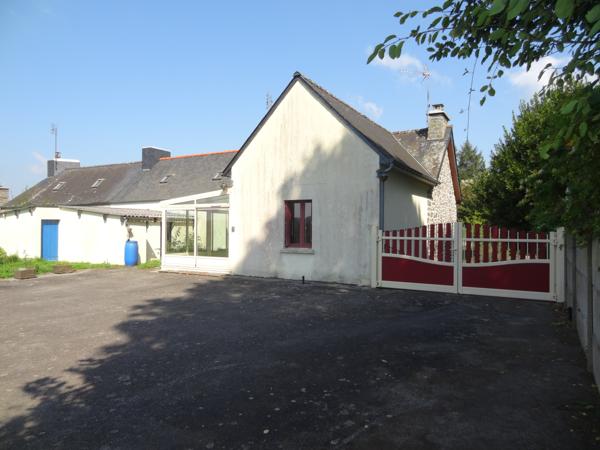 Plélauff (22570) Maison de village avec jardin, garage et vue dégagée – un potentiel à révéler au cœur de Plelauff