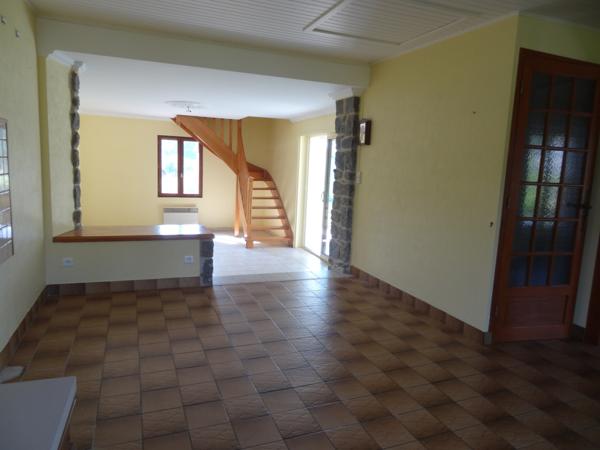 Plélauff (22570) Maison de village avec jardin, garage et vue dégagée – un potentiel à révéler au cœur de Plelauff