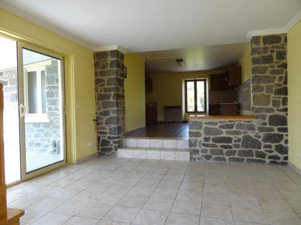 Plélauff (22570) Maison de village avec jardin, garage et vue dégagée – un potentiel à révéler au cœur de Plelauff