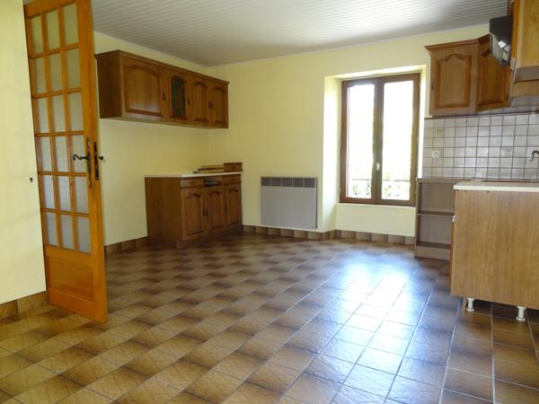 Plélauff (22570) Maison de village avec jardin, garage et vue dégagée – un potentiel à révéler au cœur de Plelauff