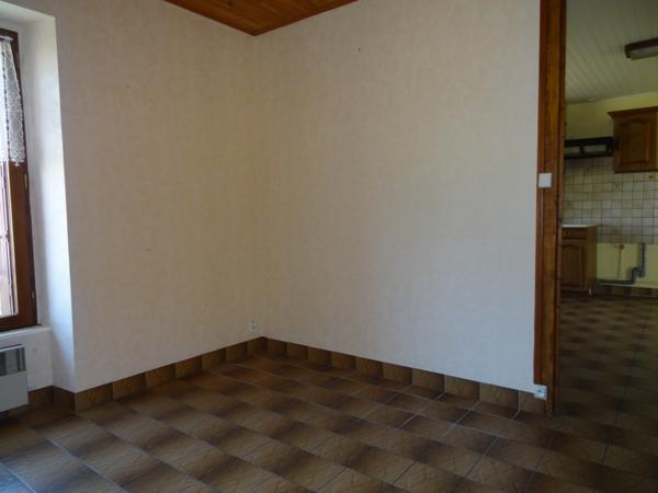 Plélauff (22570) Maison de village avec jardin, garage et vue dégagée – un potentiel à révéler au cœur de Plelauff