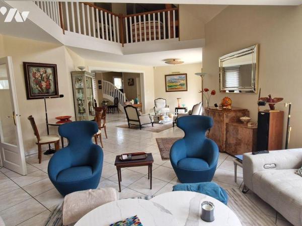 Votre office notarial vous propose à la vente cette maison d'habitation individuelle construite...