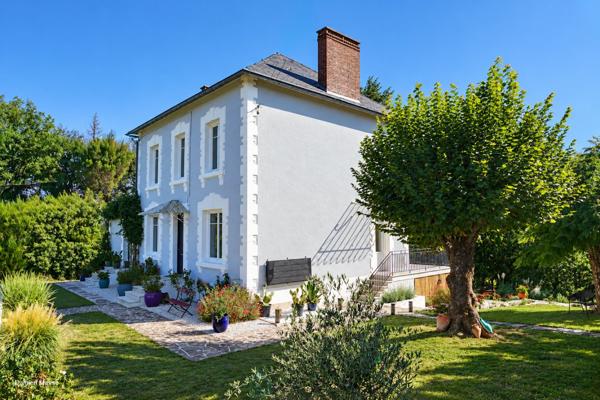 Maison de maître des années 30 - Elégance, nature et vie de village au coeur du Périgord vert.