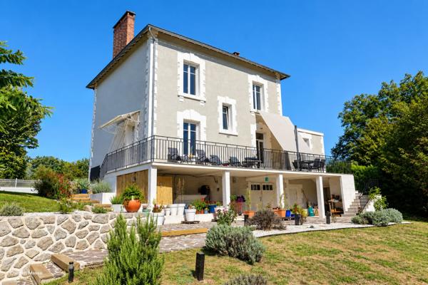Maison de maître des années 30 - Elégance, nature et vie de village au coeur du Périgord vert.