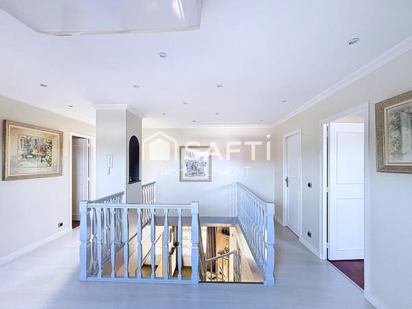 Maison individuelle de 7 pièces, 5 chambres, avec sous sol total grand garage, piscine.