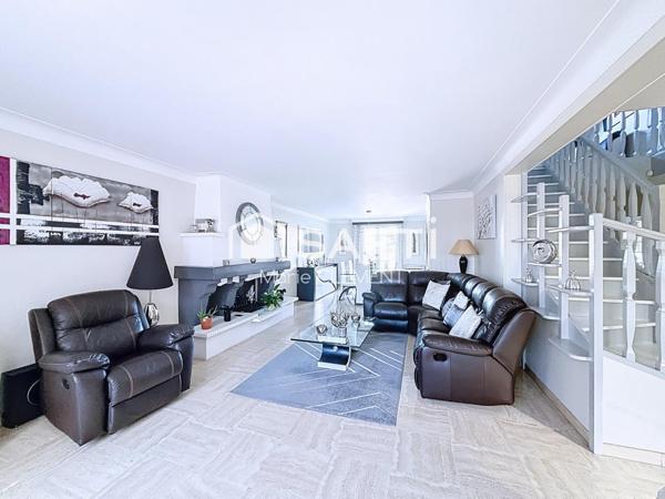 Maison individuelle de 7 pièces, 5 chambres, avec sous sol total grand garage, piscine.