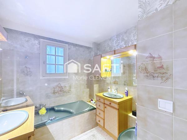 Maison individuelle de 7 pièces, 5 chambres, avec sous sol total grand garage, piscine.